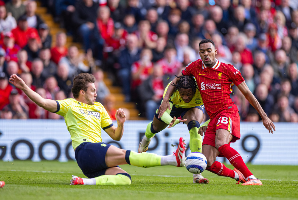 中超强队国安在亚冠被越南绝杀，国脚表现低迷，暴露中国足球实力与管理问题。（亚冠赛场国安遭越南队补时绝杀，国脚低迷凸显中国足球实力与管理短板）