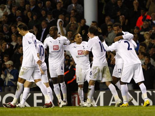 天空体育：张伯伦目前正在阿森纳训练，同时筹划下一步动向（天空体育：张伯伦随阿森纳训练，正谋划未来去向）