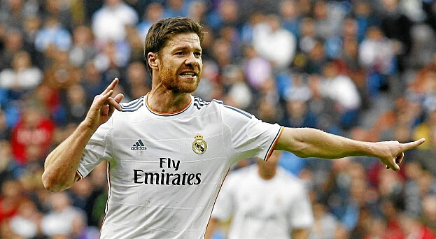 国脚中场精准传球，撕开对手防线（国脚中场精准直塞，穿透对手防线）