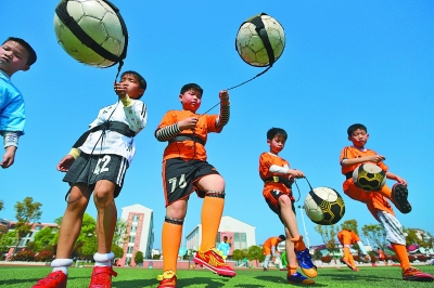 记者：金玟哉经纪人仍在和利雅得胜利谈判，球员渴望转会（记者：金玟哉经纪人与利雅得胜利仍在洽谈，球员盼尽快转会）