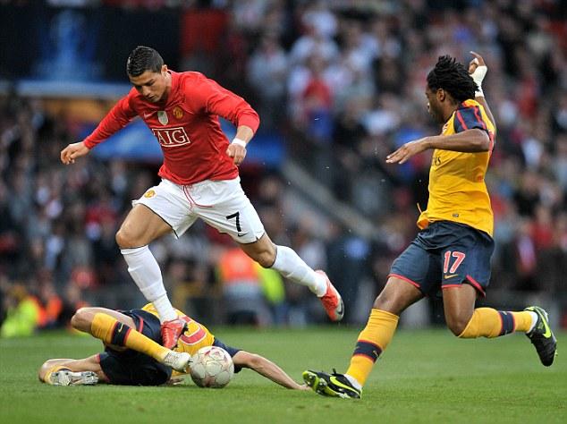 传闻：曼联、罗马和斯图加特也在关注18岁昂热前锋谢里夫（曝曼联、罗马与斯图加特正关注昂热18岁前锋谢里夫）