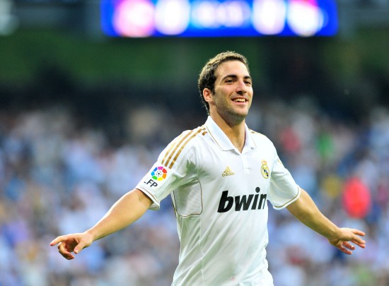 残特奥会选手与领跑员携手冲线夺冠（残特奥会选手与领跑员并肩冲线夺魁）